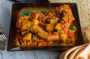 Güney Afrika tavuğu körili patates ve bezelye.