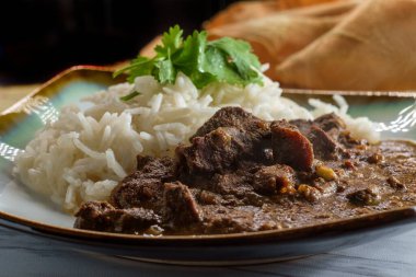 Hint boti köri soslu tavuk sakatatı ve basmati pilavı.