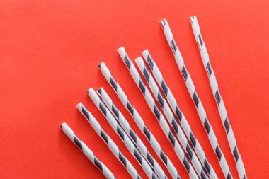 Turuncu arka planda çizgili çevre dostu kağıt kamışlar yığını