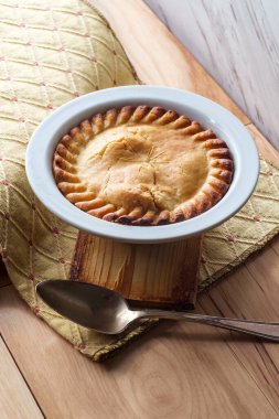 Beyaz kasede çıtır çıtır tavuklu börek.