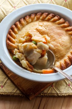 Beyaz kasede çıtır çıtır tavuklu börek.