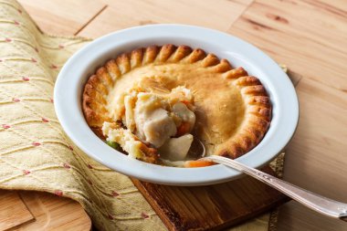 Beyaz kasede çıtır çıtır tavuklu börek.