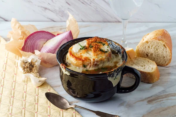 法式洋葱汤配脆干酪是在烤面包 — 图库照片