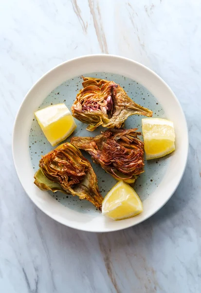 Alcachofa Frita Italiana Con Cuñas Limón — Foto de Stock