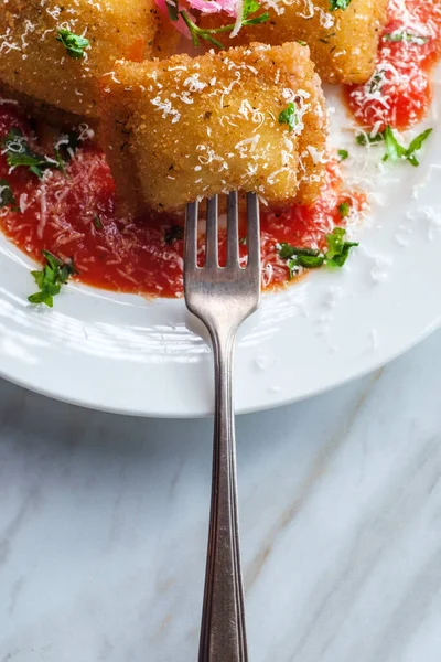 Pão Frito Ravioli Italiano Coberto Com Cebolas Vermelhas Conserva Queijo — Fotografia de Stock