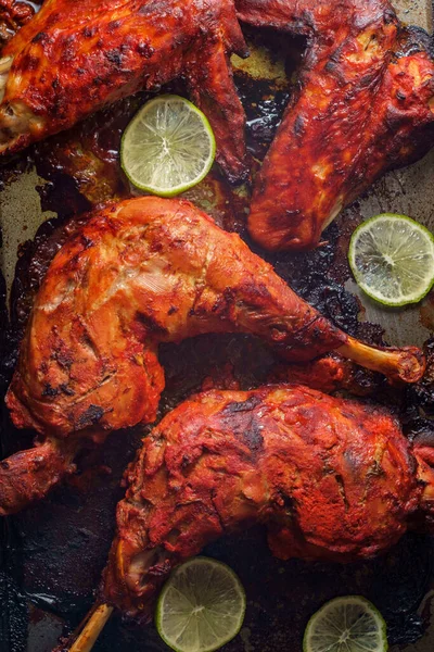 Indian Cuisine Spicy Red Tandoori Chicken Sliced Lime Baking Pan — Stock Photo, Image