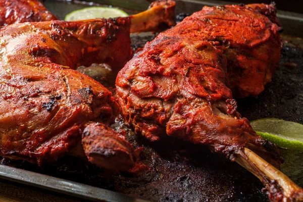 Индийская Кухня Острая Красная Курица Тандури Нарезанной Лаймом Сковороде — стоковое фото