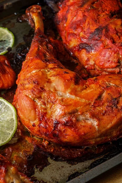 Pollo Tandoori Rojo Picante Cocina India Con Lima Rodajas Bandeja —  Fotos de Stock