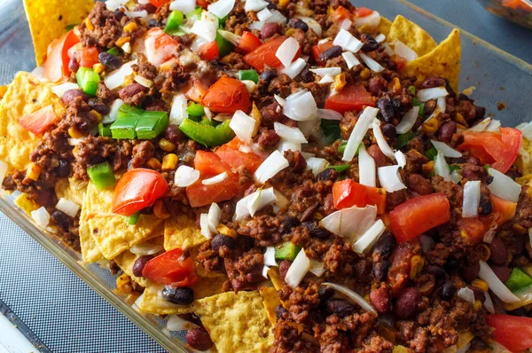 Carne Chili Nachos Carregado Com Coberturas Como Tomates Pimentão Verde — Fotografia de Stock