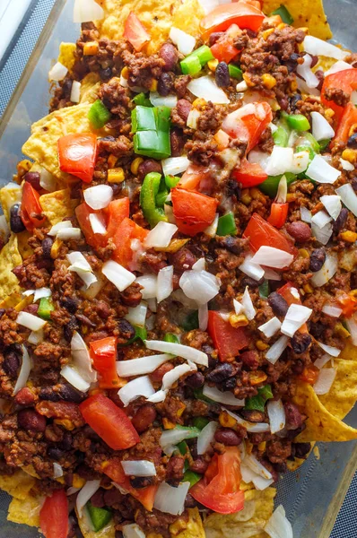 Beef Chili Nachos Loaded Toppings Tomatoes Green Bell Peppers Onions — Stockfoto
