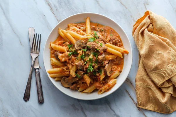 Pasta Italiana Penne Salsa Tomate Vodka Cremosa Con Salchichas Desmenuzadas — Foto de Stock