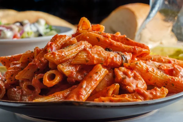 Macarrão Penne Italiano Molho Tomate Vodka Cremoso Com Frango Grelhado — Fotografia de Stock