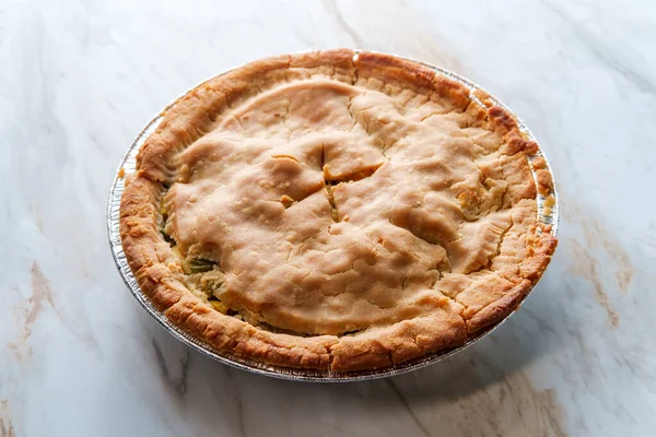 Knusprige Flockig Gebackene Hausgemachte Hähnchentopf Torte Alufolie Pfanne — Stockfoto