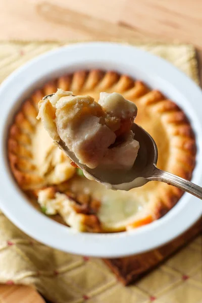 Torta Frango Assada Crocante Escamosa Tigela Branca — Fotografia de Stock