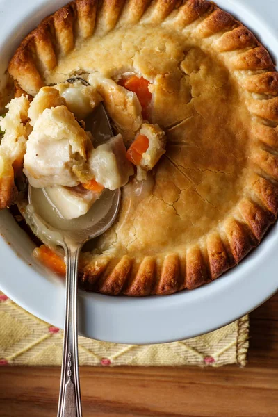 Torta Frango Assada Crocante Escamosa Tigela Branca — Fotografia de Stock