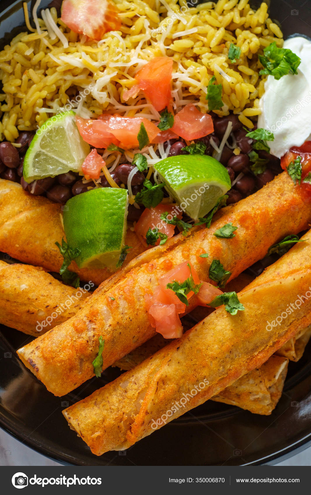 Taquitos Mexicanos Pollo Queso Con Arroz Frijoles Negros fotografía de