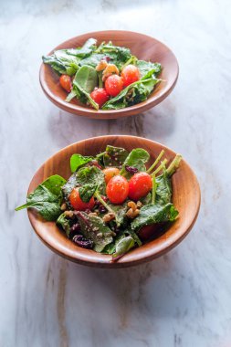 Kurutulmuş yaban mersini ve yağ sirkesiyle sade lahana salatası.