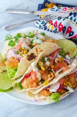 Çıtır çıtır karides ve pirinçli taco.