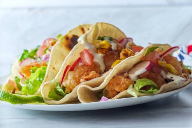 Çıtır çıtır karides ve pirinçli taco.