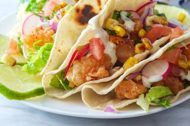 Çıtır çıtır karides ve pirinçli taco.