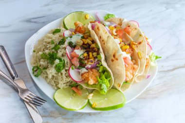 Çıtır çıtır karides ve pirinçli taco.