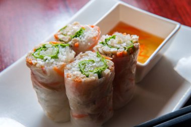 Taze dilimlenmiş Vietnam sebzeli börek, yanında tavuk ve sirke sosu.