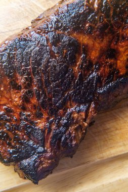 Ev yapımı kömürleşmiş fileminyon biftek, fırında kızartılıyor.