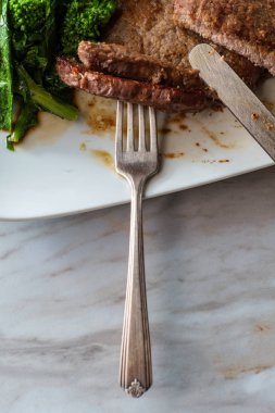 Patates püresi ve brokoli hahamlı yuvarlak biftek.