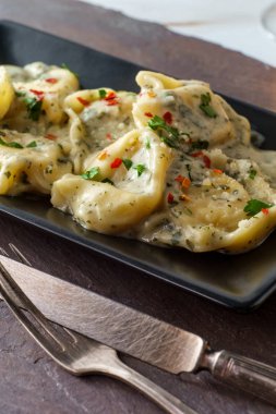 Alfredo soslu parmesanlı peynirli tortelloni. 