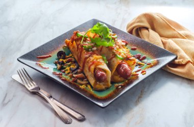 Glütensiz diyet ekmeksiz Meksika peynirli mısır, tortilla sosisli ve acı sos.