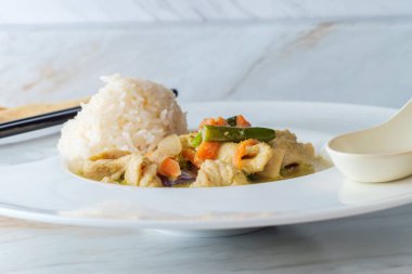 Sıcak ve ekşi Tayland yemeği, Hint cevizli köri çorbası, tavuk ve pilav.