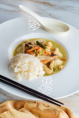 Sıcak ve ekşi Tayland yemeği, Hint cevizli köri çorbası, tavuk ve pilav.