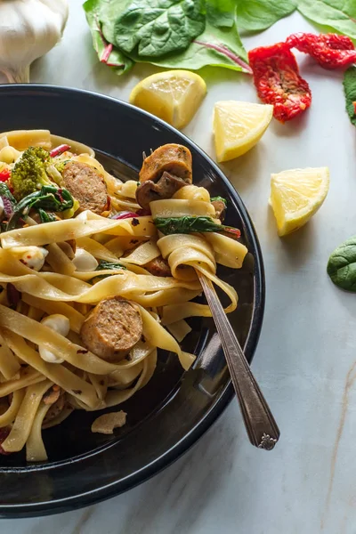 Salchicha Italiana Pollo Fettuccine Primavera Salsa Vino Blanco Ajo Con — Foto de Stock