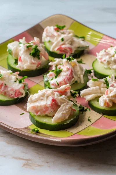 Glutenfreier Fischsalat Mit Imitiertem Krabbenfleisch Serviert Auf Gurkenscheiben Für Hors — Stockfoto