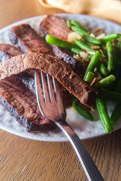 Filet Mignon Steak Dîner Avec Haricots Verts Sauce Beurre Amande — Photo