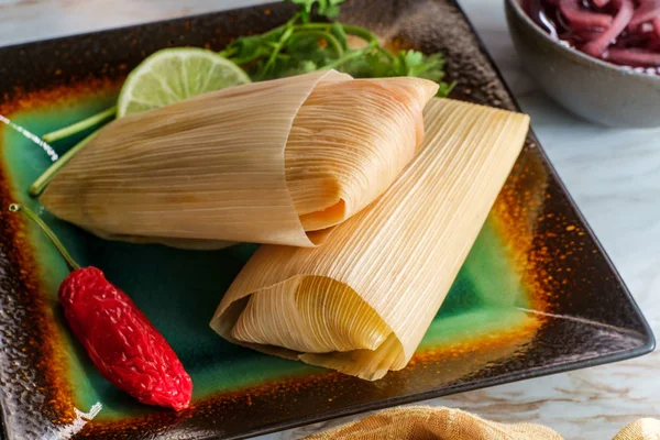 Meksykańskie Chili Parze Ser Masowy Tamales Zawinięte Łuskę Kukurydzy — Zdjęcie stockowe