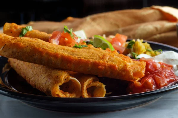 Mexické Rolované Taco Kuřecí Sýrové Taquitos Rýží Černými Fazolemi — Stock fotografie