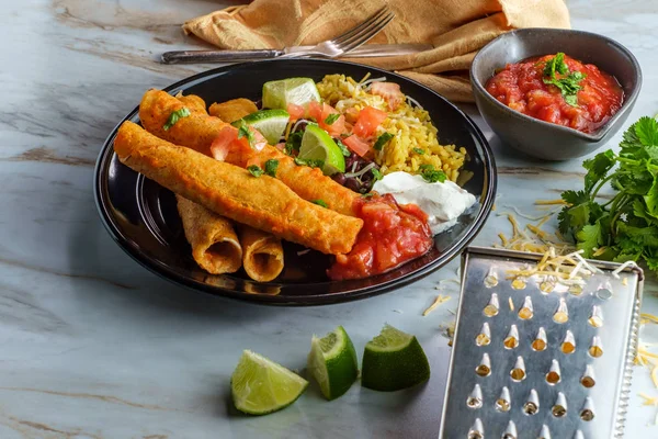 Mexické Rolované Taco Kuřecí Sýrové Taquitos Rýží Černými Fazolemi — Stock fotografie