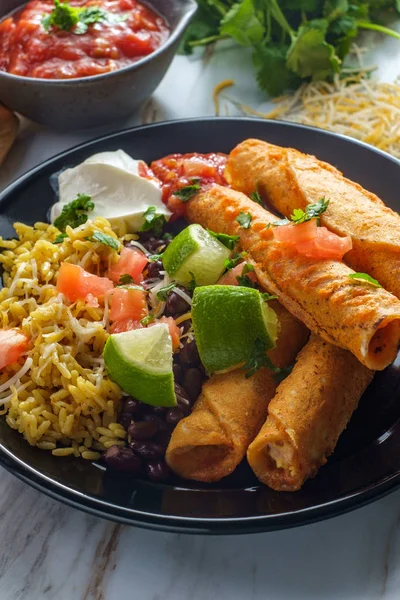 Taquitos Mexicanos Pollo Queso Con Arroz Frijoles Negros — Foto de Stock