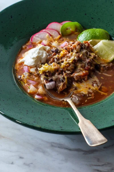 Hartelijke Pittige Kiptortilla Soep Met Hete Paprika Radijsgarnering — Stockfoto