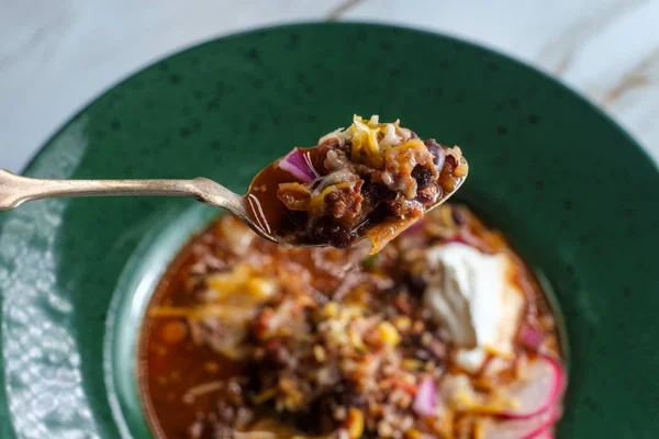 Hartelijke Pittige Kiptortilla Soep Met Hete Paprika Radijsgarnering — Stockfoto