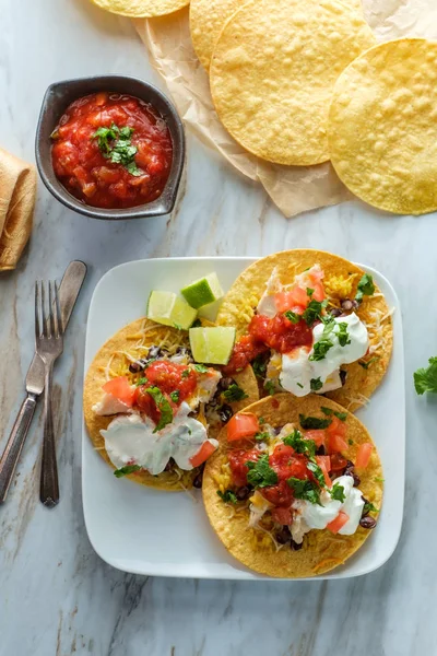 Mexické Kuřecí Tostada Ploché Tacos Rýží Černé Fazole Salsa Zakysanou — Stock fotografie