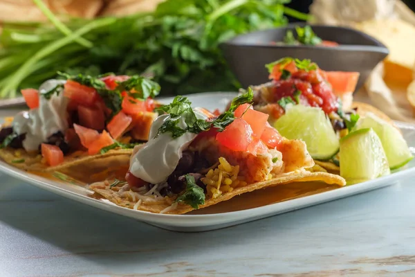 Mexické Kuřecí Tostada Ploché Tacos Rýží Černé Fazole Salsa Zakysanou — Stock fotografie