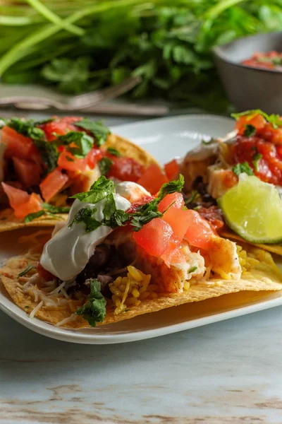 Mexické Kuřecí Tostada Ploché Tacos Rýží Černé Fazole Salsa Zakysanou — Stock fotografie