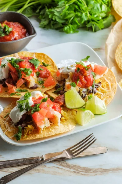 Pollo Mexicano Tostada Tacos Planos Con Arroz Frijoles Negros Salsa —  Fotos de Stock