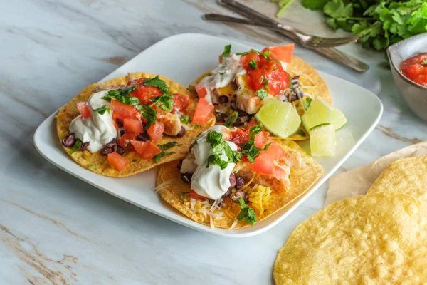 Pollo Mexicano Tostada Tacos Planos Con Arroz Frijoles Negros Salsa —  Fotos de Stock