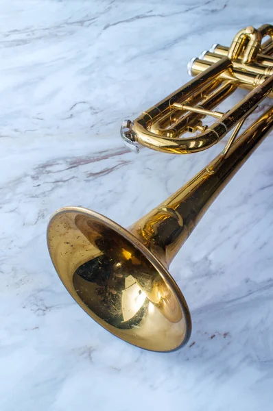 Rusty Velho Tocou Trompete Clássico Mesa Mármore — Fotografia de Stock