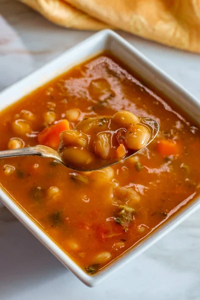 Sopa Frijol Blanco Toscano Tazón Sobre Mesa Cocina Mármol —  Fotos de Stock