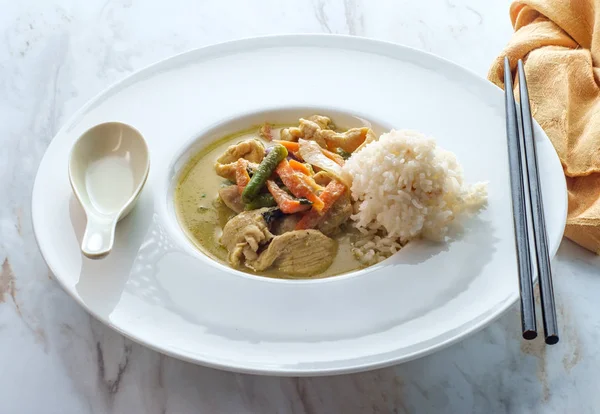 Sopa Caril Coco Vermelho Tailandês Quente Azedo Com Frango Arroz — Fotografia de Stock