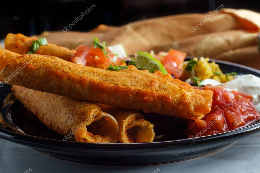 Taquitos mexicanos de pollo y queso con arroz y frijoles negros 2022